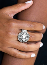 Load image into Gallery viewer, Daringly Daisy - White
