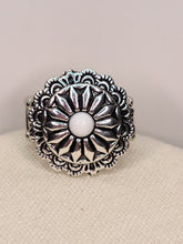 Load image into Gallery viewer, Daringly Daisy - White
